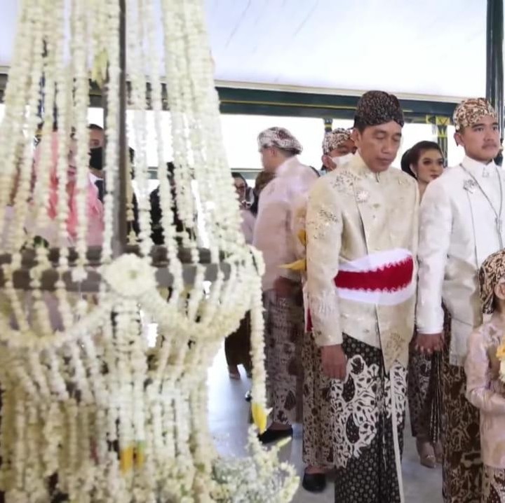 <p>Sebelum akad nikah, Kaesang sebagai calon mempelai pria datang terlebih dulu ke lokasi acara. Kaesang memasuki gedung ditemani keluarganya, termasuk Presiden Joko Widodo dan istrinya Iriana. (Foto: Tangkapan Layar YouTube Presiden Joko Widodo)</p>
