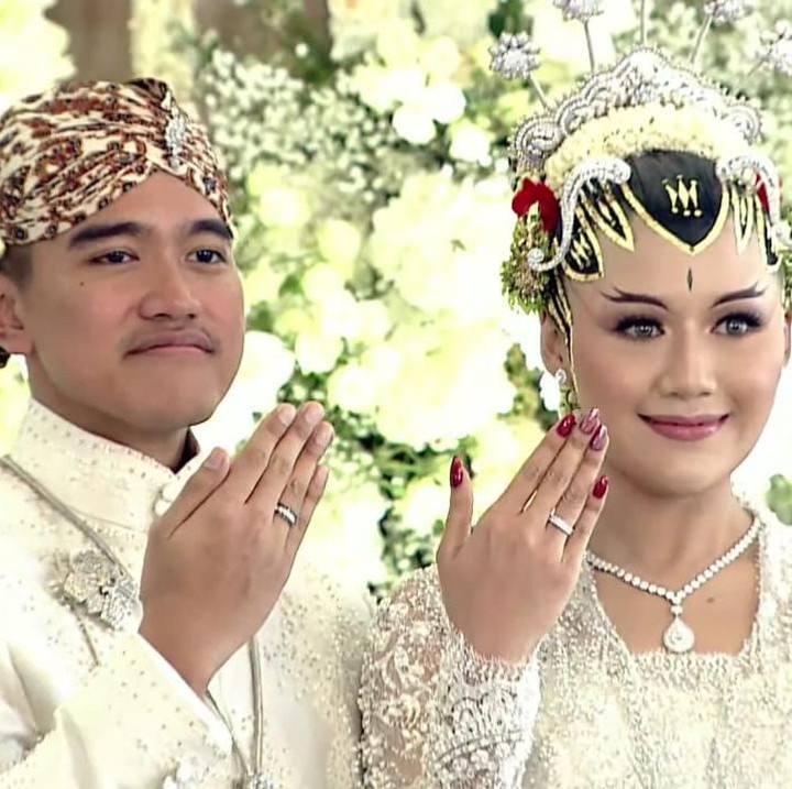 <p>Kaesang Pangarep dan Erina Gudono resmi menikah pada Sabtu, 10 Desember 2022. Akad nikah keduanya berlangsung sakral di Pendopo Agung Kedaton Ambarrukmo, Royal Ambarrukmo, Yogyakarta. (Foto: Tangkapan Layar YouTube Presiden Joko Widodo)</p>