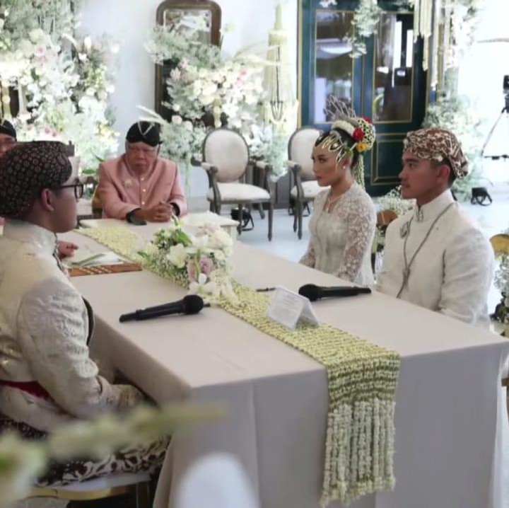 <p>Bertindak sebagai wali nikah adalah Allen Adam Gudono, yakni kakak laki-laki Erina Gudono. Sedangkan saksi pernikahan adalah Menteri PUPR Basuki Hadimuljono dan Mensesneg Pratikno. (Foto: Tangkapan Layar YouTube Presiden Joko Widodo)</p>