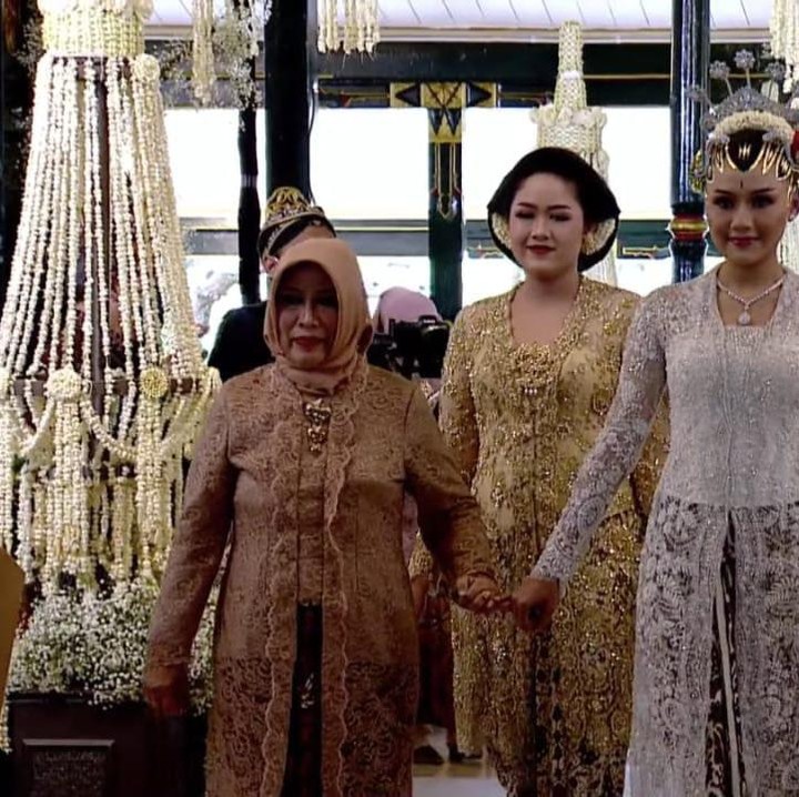 <p>Erina Gudono tampil cantik mengenakan baju kebaya putih. Makeup-nya pun khas pengantin adat Jawa. (Foto: Tangkapan Layar YouTube Presiden Joko Widodo)</p>