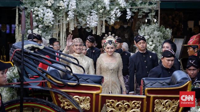 Sisa bunga dekorasi pernikahan Kaesang Pangarep dan Erina Gudono jadi sasaran warga. Mereka berburu membawa pulang bunga-bunga tersebut.