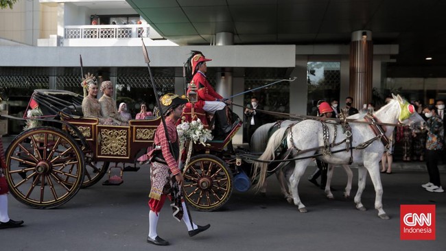FOTO: Kaesang dan Erina Diarak Kereta Kencana Usai Resmi Nikah