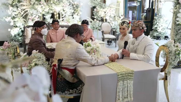 Akhirnya, sekitar pukul 13.00 WIB, dengan sekali tarikan nafas Kaesang lancar mengucapkan kabul. Dan langsung diiringi dengan ucapan