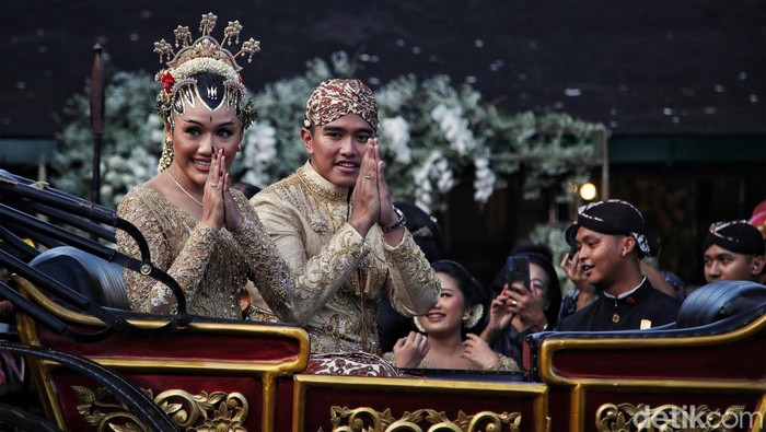 Akad nikah putra Presiden Joko Widodo (Jokowi), Kaesang Pangarep dengan Erina Gudono telah selesai, Sabtu (10/12/2022). Keduanya pun menuju Royal Ambarrukmo dengan menaiki kereta kuda.