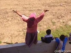 Aksi Nyentrik Dukun Kuda-Penonton Pasang Tarif di Arena Pacuan Kuda Dompu