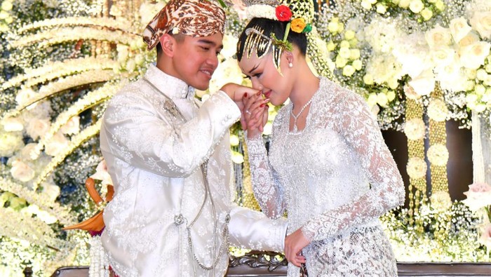 Kaesang Pangarep resmi menjadi suami Erina Gudono. Kaesang resmi mengucapkan akad nikah untuk menikahi Erina Gudono di Pendopo Agung Kedaton Ambarrukmo, Yogyakarta, Sabtu (10/12/2022).