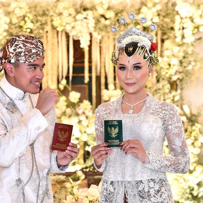 Kaesang Pangarep resmi menjadi suami Erina Gudono. Kaesang resmi mengucapkan akad nikah untuk menikahi Erina Gudono di Pendopo Agung Kedaton Ambarrukmo, Yogyakarta, Sabtu (10/12/2022).