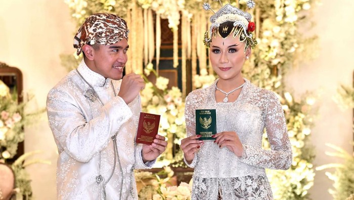 Kaesang Pangarep resmi menjadi suami Erina Gudono. Kaesang resmi mengucapkan akad nikah untuk menikahi Erina Gudono di Pendopo Agung Kedaton Ambarrukmo, Yogyakarta, Sabtu (10/12/2022).