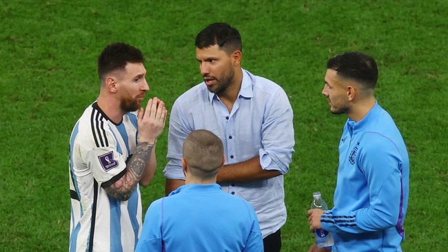 Sergio Aguero ikut turun tangan melindungi Lionel Messi dalam situasi panas yang ada usai laga Belanda vs Argentina di Piala Dunia 2022.
