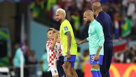 Aksi Menyentuh Neymar: Meski Menangis, Tetap Peluk Anak Perisic