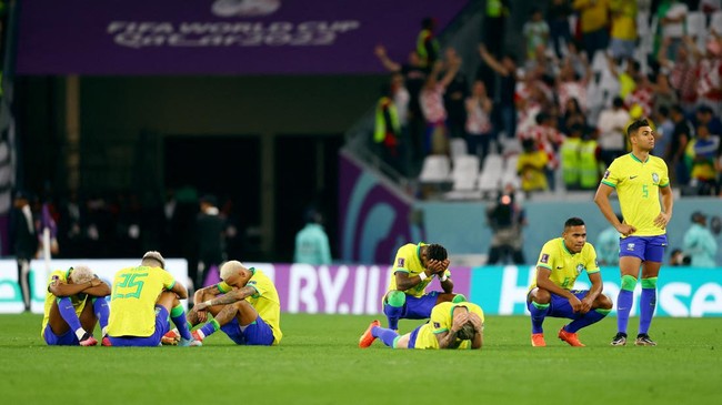 Kekalahan dari Kroasia yang juga memastikan kegagalan menuju semifinal disambut kekecewaan serta tangisan pemain-pemain Brasil.