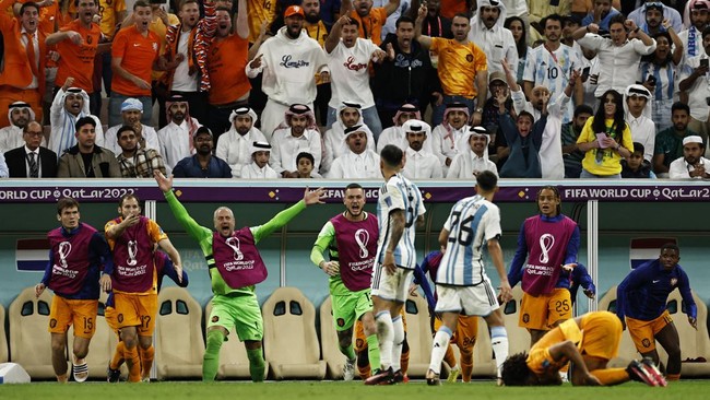 Tendangan bola Leandro Paredes ke bench timnas Belanda mengingatkan publik pada aksi Abduh Lestaluhu di Piala AFF.