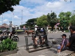 Warga Kumpul Depan Gedung Agung Jogja, Harap Dapat Sembako dari Jokowi