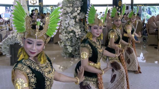 Tiga gending mengiringi upacara panggih pengantin Kaesang Pangarep dan Erina Sofia Gudono di Pendopo Ambarrukmo, Depok, Sleman, Sabtu (10/12).