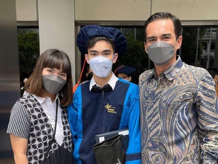 Teddy Syach Rayakan Wisuda Putra Sulung, Istri Barunya Beri Ucapan Lewat Instagram