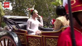 VIDEO: Lambaian Erina dari Atas Kereta Kencana Jelang Menikah