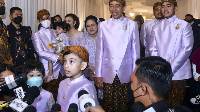 Nama Jan Ethes menjadi trending topic di dunia maya. Gara-garanya aksi cucu Presiden Jokowi satu ini saat menjadi 'jubir presiden' dadakan.