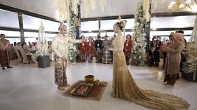 Tawa Mesra Erina dan Kaesang Jalani Prosesi Lempar Sirih