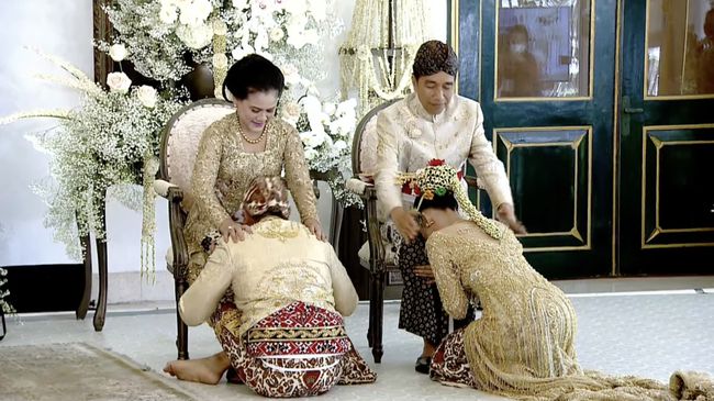 Acara akad nikah Kaesang Pangarep dan Erina Gudono diakhiri dengan prosesi sungkeman kepada orang tua mereka di Pendopo Agung Ambarrukmo.