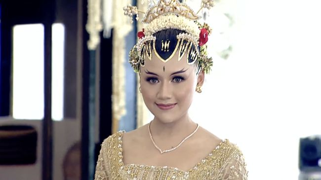 Finalis Puteri Indonesia 2022 jadi bridesmaid dalam resepsi pernikahan Kaesang-Erina di Solo, Minggu (11/12). Mereka menyiapkan hadiah berupa trofi untuk Erina.