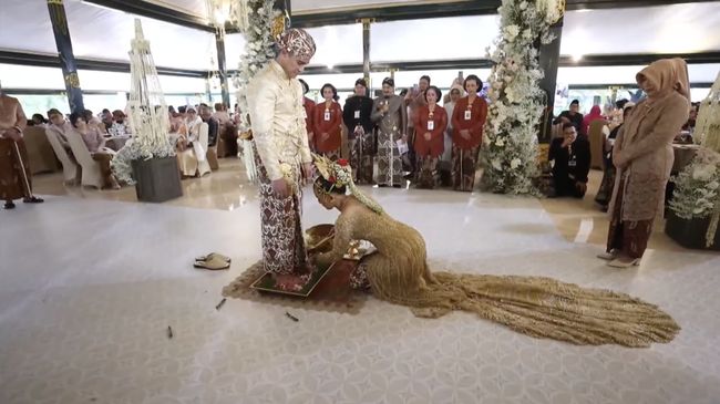Pasangan Kaesang Pangarep dan Erina Gudono melakoni upacara adat panggih pengantin usai resmi menikah secara agama pada Sabtu (10/12) pagi.