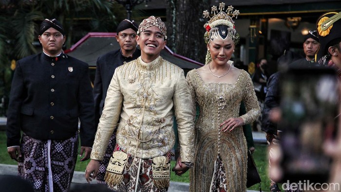 Kaesang Pangarep dan Erina Sofia Gudono telah resmi menjadi suami istri, Sabtu (10/12/2022). Keduanya pun terlihat semringah.