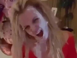 Britney Spears Berulah Aneh, Joget-joget Sambil Memasukan Wajah ke Kue Ultah