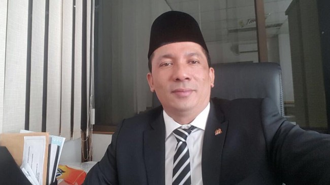 Komisi Pemberantasan Korupsi (KPK) menyebut Bupati Kepulauan Meranti Muhammad Adil diduga terlibat dalam penerimaan suap terkait pengadaan jasa umrah.