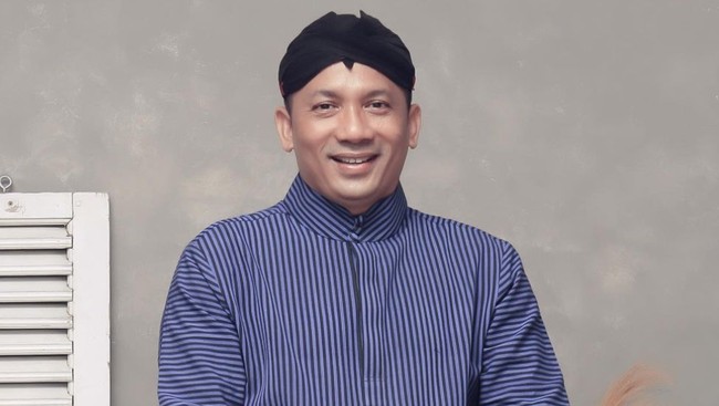 KPK resmi menahan dan menetapkan Bupati Meranti Muhammad Adil sebagai tersangka atas dugaan korupsi.