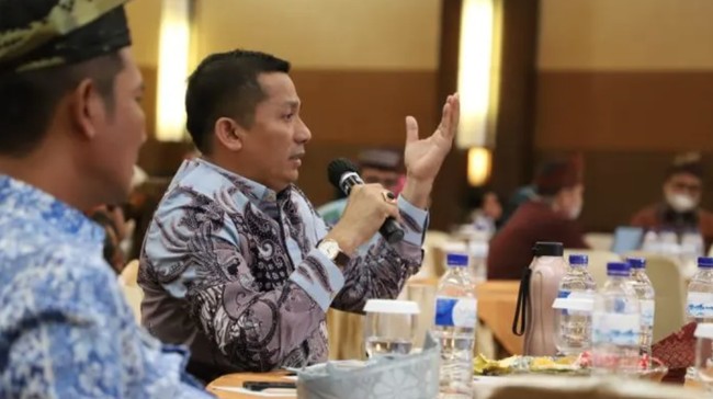 Bupati Kepulauan Meranti M Adil menyebut Kementerian Keuangan berisi iblis dan setan, karena ia merasa Kemenkeu tidak adil dalam menyalurkan DBH Migas.