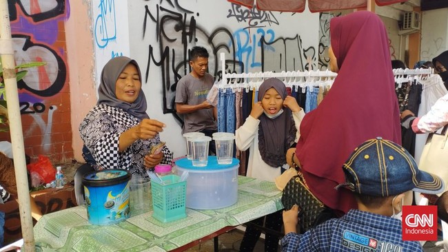 Kirab budaya Kaesang-Erina membuat dagangan PKL yang berjualan di CFD di Jalan Slamet Riyadi ludes.