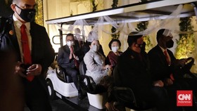 img-title Gibran Digandeng Megawati di Pernikahan Kaesang dan Erina