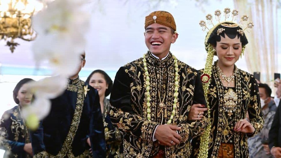 Kaesang dan Erina tiba di Pura Mangkunegaraan. Kaesang tampak tertawa saat menuju ke pelaminan bersama sang istri.