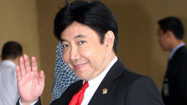 Guruh dan Djody menjadi bagian dari tamu VVIP yang datang ke acara tasyakuran Kaesang dan Erina malam ini bersama para polisi hingga selebritas.
