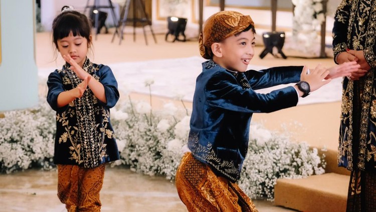 Jan Ethes dan Sedah Mirah di acara tasyakuran pernikahan Kaesang Pangarep dan Erina Sofia Gudono. Jan Ethes dan Sedah Mirah di acara tasyakuran pernikahan Kaesang Pangarep dan Erina Sofia Gudono.