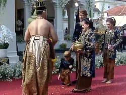 Momen Lucu Jan Ethes Sibuk Punguti Koin Saat Iriana Sebar Udik-udik