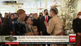 VIDEO: Jokowi dan Ibu Iriana Memasuki Pura Mangkunegaraan