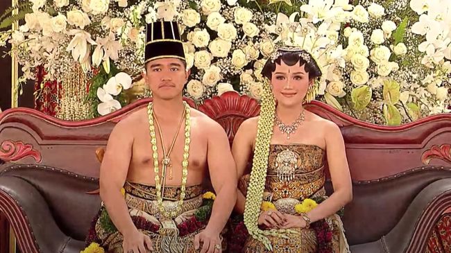 Prosesi ngunduh mantu di Loji Gandrung, Solo, keluarga Erina Gudono menyerahkan pasangan pengantin kepada keluarga Kaesang Pangarep.