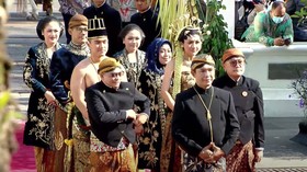 Kirab Kaesang-Erina, Paspampres Pakai Beskap dan Bagi Suvenir