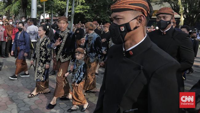 Kebaya beludru biru di upacara Ngunduh Mantu dan Tasyakuran Pernikahan Kaesang dan Erina mencuri perhatian.