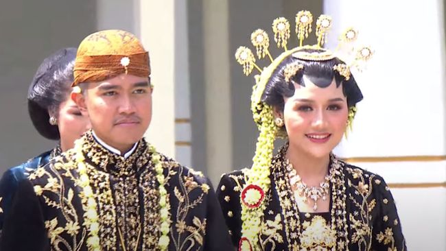 Raffi Ahmad dan Nagita Slavina memamerkan sesi foto dirinya bersama Kaesang-Erina di pelaminan, sementara Inul pamer foto Gibran pakai baju "Inul + Adam".