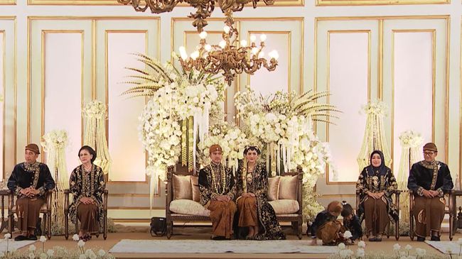 Erina Gudono memberikan tanggapan ketika para "bestie" Iriana menghalangi dirinya dan Kaesang saat hendak foto bareng di resepsi pernikahan.