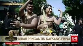 VIDEO: Kedua Mempelai Sembari Melemparkan Beras dan Uang ke Warga