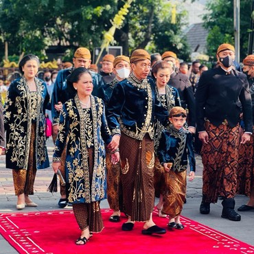 5 Potret Presiden Jokowi & Iriana Ditemani Jan Ethes Saat Hajatan Nikah Kaesang-Erina