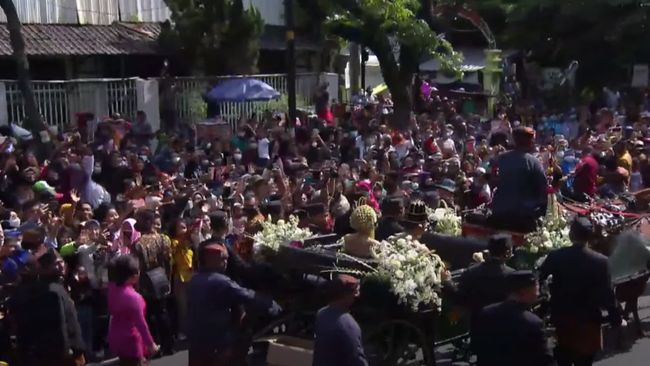 Puluhan penonton kirab budaya pengantin Kaesang Pangarep dengan Erina menyerbu salah satu kereta kuda saat arak-arakan melewati kawasan Sriwedari.