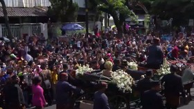 Kereta Souvenir Kirab Pengantin Kaesang Erina Diserbu Pengunjung