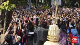 Jokowi Turun dari Kereta Kencana, Warga Solo Menjerit Histeris