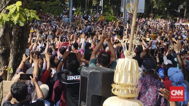 Warga Solo teriak histeris saat Presiden Jokowi turun dari kereta kencana saat kirab pengantin Kaesang-Erina memasuki Pura Mangkunegaran.