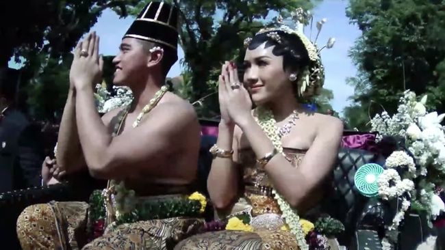 Keriuhan warga menyambut kedatangan Kaesang Pangarep dan Erina Gudono diPura Mangkunegaran, Solo.