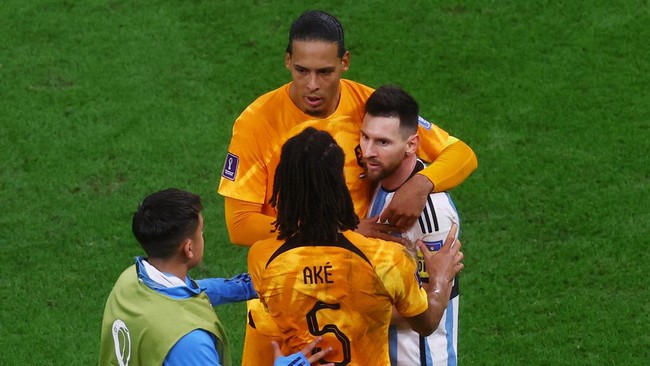 Messi Menyesal Sebut Striker MU Weghorst Bodoh Lionel Messi menyesal telah menghina penyerang Wout Weghorst dengan sebutan 'bodoh' usai duel Argentina vs Belanda pada perempat final Piala Dunia 2022.